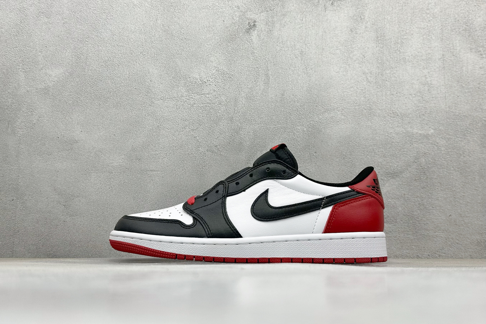 💰200 新F版Air Jordan 1 Low 黑脚趾 低帮板鞋 采用原装头层皮，用料扎实 精雕细琢鞋型极致还原 飞翼3D打印改良 深度立体 四线中底拉帮皮料选材 钢印 背胶一应俱全 全新批次 原装原模大底全鞋原厂定制皮料，手感细腻正确折边工艺 完美细节诠释 货号：CZ0790-106 尺码：36-47.5 编码：35