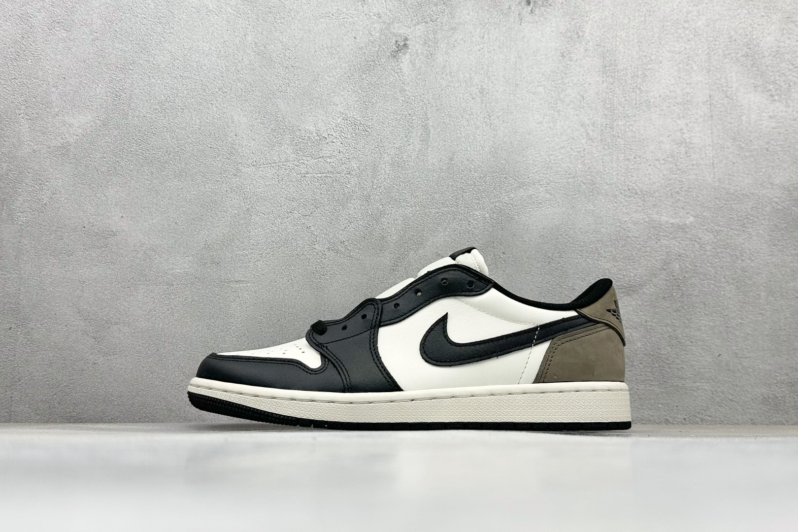 💰200 新F版Air Jordan 1 Low 摩卡 低帮板鞋 采用原装头层皮，用料扎实 精雕细琢鞋型极致还原 飞翼3D打印改良 深度立体 四线中底拉帮皮料选材 钢印 背胶一应俱全 全新批次 原装原模大底全鞋原厂定制皮料，手感细腻正确折边工艺 完美细节诠释 货号：CZ0790-102 尺码：36-47.5 编码：35