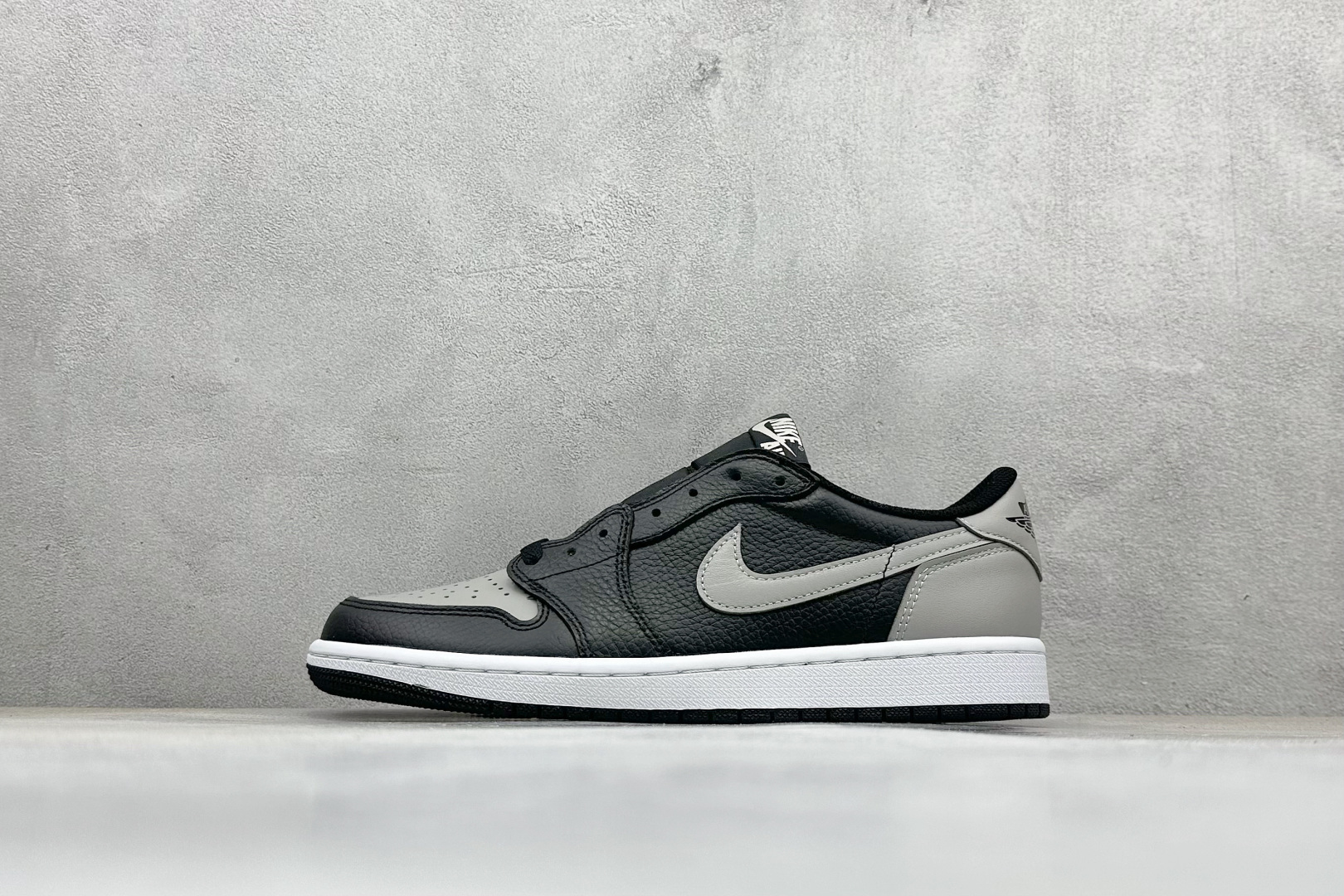 💰200 新F版Air Jordan 1 Low 影子灰 低帮板鞋 采用原装头层皮，用料扎实 精雕细琢鞋型极致还原 飞翼3D打印改良 深度立体 四线中底拉帮皮料选材 钢印 背胶一应俱全 全新批次 原装原模大底全鞋原厂定制皮料，手感细腻正确折边工艺 完美细节诠释 货号：CZ0790-003 尺码：36-47.5 编码：35