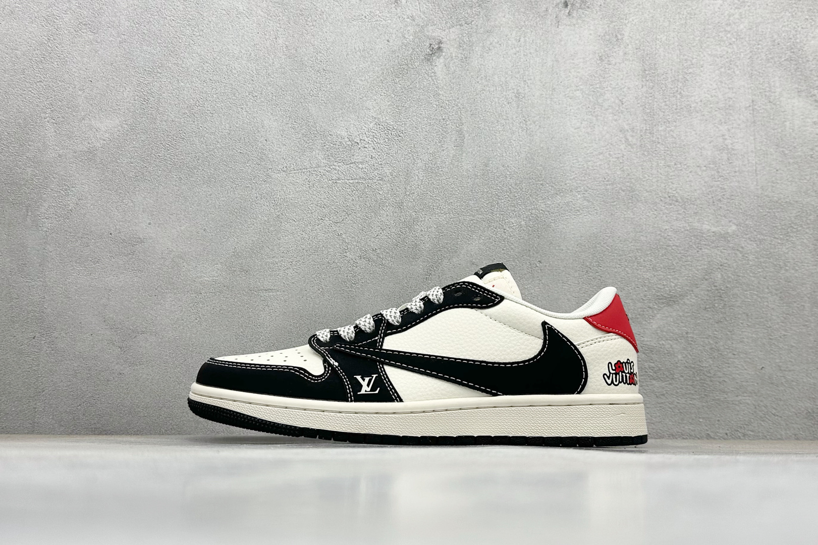 💰
XC版Travis Scott x Fragment Design x Air Jordan 1 Low OG SP AJ1 乔1 LV联名 红尾黑勾 低帮文化休闲板鞋
#多方联名合作融合了Travis Scott 独特的音乐风格，藤原浩个性的设计风格以及Jordan品牌230的经典元素 使其成为一双具有独特身份和价值的鞋子 清新而立体的外观加上联名标识更突出了其独特身份 这种配色方案显示出活力和时尚感 在视觉上引人注目 鞋身的质感和细腻的细节处理使其显得高端而格调十足 这款“倒钩”联名是设计与创意完美结合 融合多方的个性风格是一款备受瞩目的潮流鞋款
货号：ZH2598-162
尺码：36 36.5 37.5 38 38.5 39 40 40.5 41 42 42.5 43 44 44.5 45 
编码：38