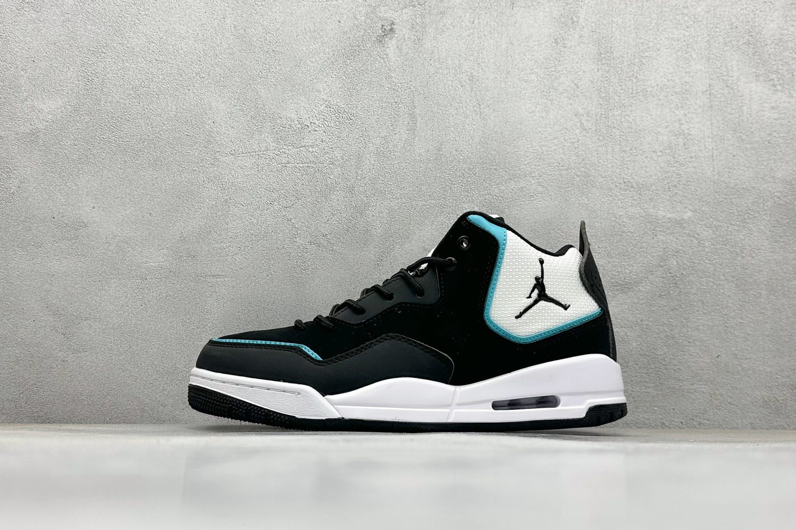 Air Jordan Courtside 23 Concord 乔丹AJ3代简版中帮复古休闲运动文化篮球鞋 采用翻毛皮组合牛津布鞋面材质内嵌缜密定位拉帮及注胶效果中底PU内嵌开窗式Air缓震气垫可视化NK AIR缓震配置 营造柔软舒适的脚感橡胶外底 在多种地面均有出色抓地力 货号:AR1002-003 编码:32