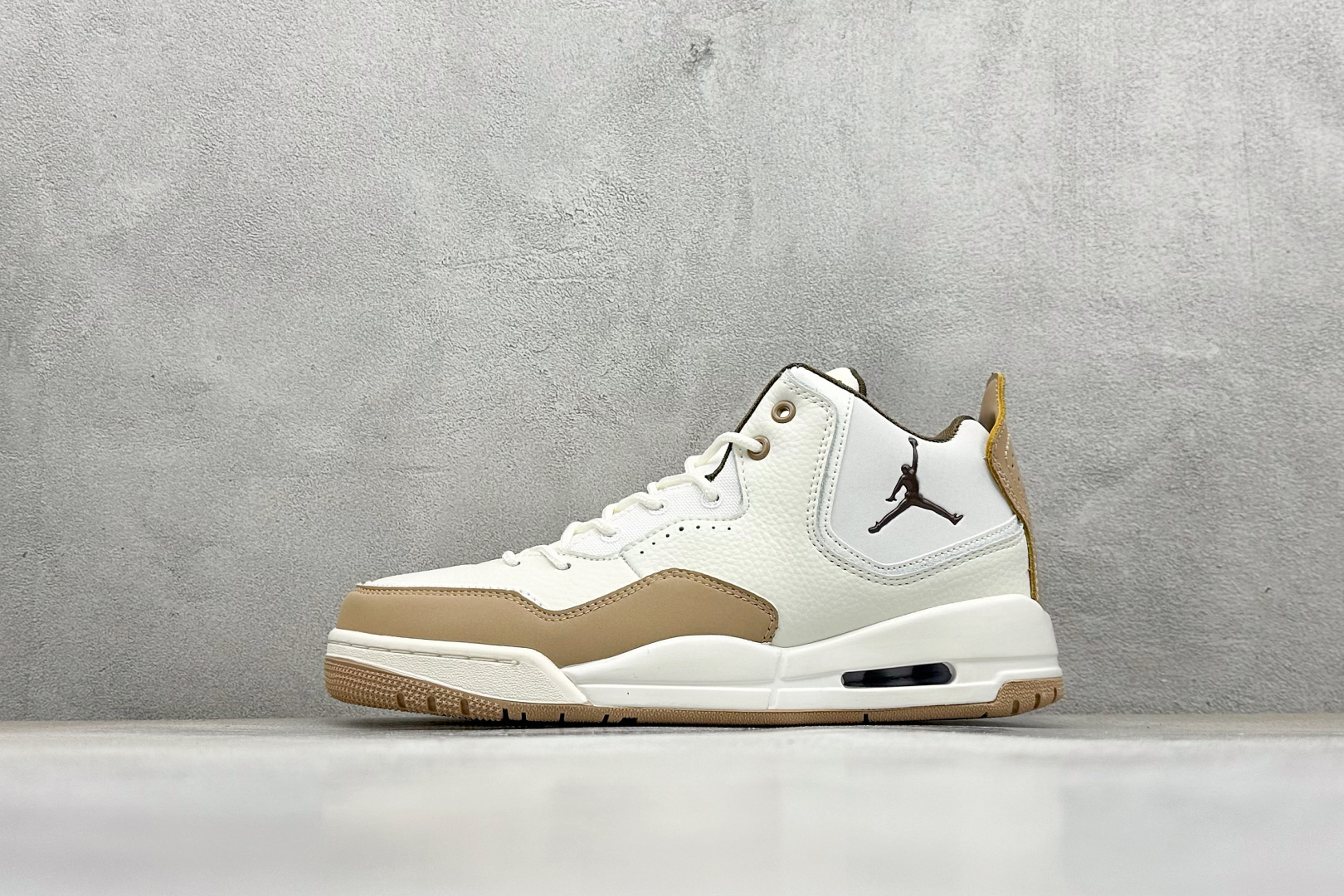 Air Jordan Courtside 23 Concord 乔丹AJ3代简版中帮复古休闲运动文化篮球鞋 采用翻毛皮组合牛津布鞋面材质内嵌缜密定位拉帮及注胶效果中底PU内嵌开窗式Air缓震气垫可视化NK AIR缓震配置 营造柔软舒适的脚感橡胶外底 在多种地面均有出色抓地力 货号:FQ6860-121 编码:32