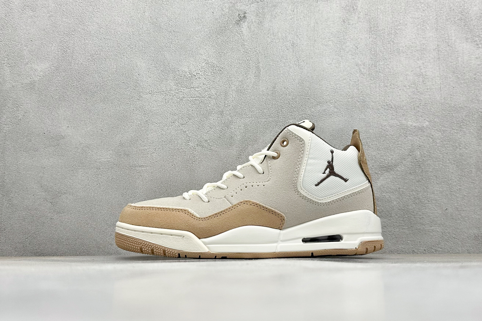 Air Jordan Courtside 23 Concord 乔丹AJ3代简版中帮复古休闲运动文化篮球鞋 采用翻毛皮组合牛津布鞋面材质内嵌缜密定位拉帮及注胶效果中底PU内嵌开窗式Air缓震气垫可视化NK AIR缓震配置 营造柔软舒适的脚感橡胶外底 在多种地面均有出色抓地力 货号:FQ6860-121 编码:32