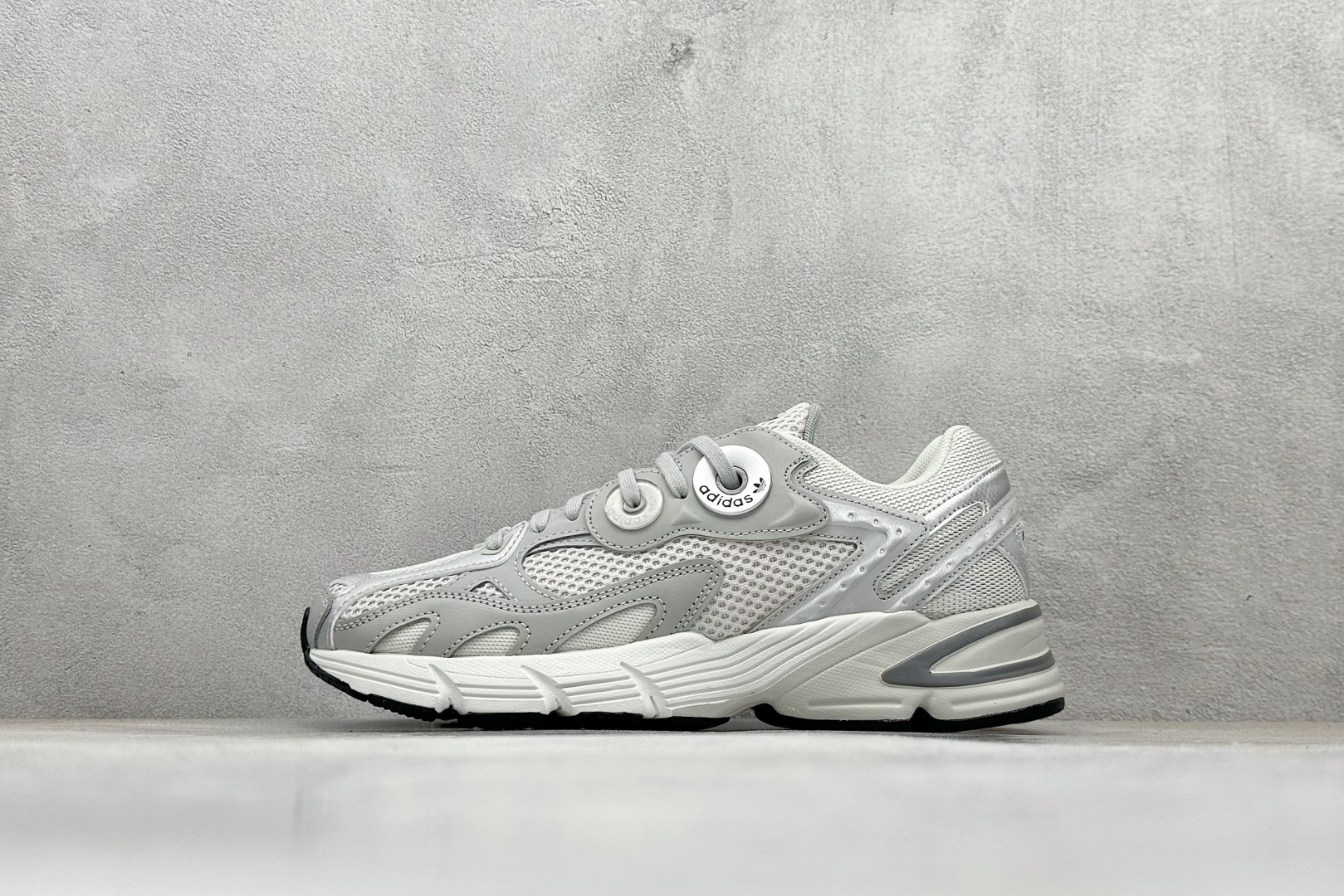 福利特价💰100
Ad originals Astir 耐磨舒适低帮运动休闲鞋  
这双阿迪达斯Astir鞋款灵感来自2000年代的跑步款式，鞋面和超大号孔眼进行了更新。搭配霓虹色迷你裙、细肩带背心和柔和的眼影，营造 Y2K 氛围
货号：GZ3569
Size：36-45
编码：25