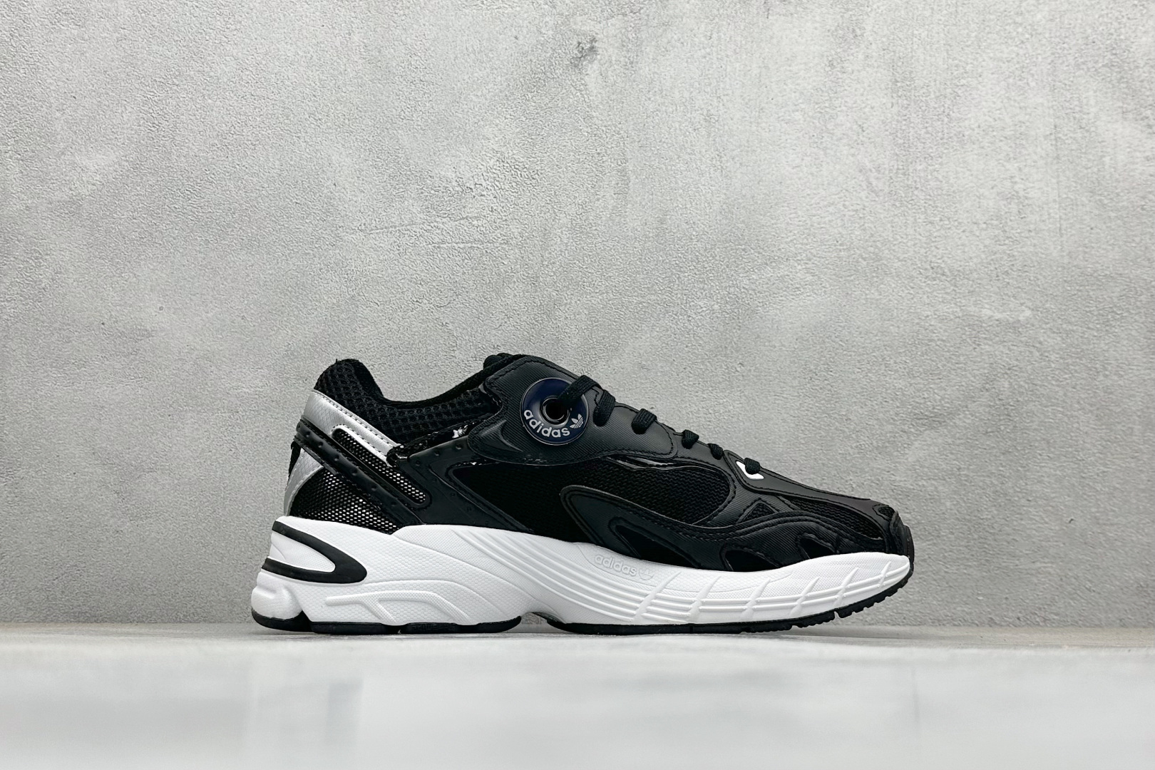 福利特价💰100
Ad originals Astir 耐磨舒适低帮运动休闲鞋  
这双阿迪达斯Astir鞋款灵感来自2000年代的跑步款式，鞋面和超大号孔眼进行了更新。搭配霓虹色迷你裙、细肩带背心和柔和的眼影，营造 Y2K 氛围
货号：GY5260
Size：36-45
编码：25