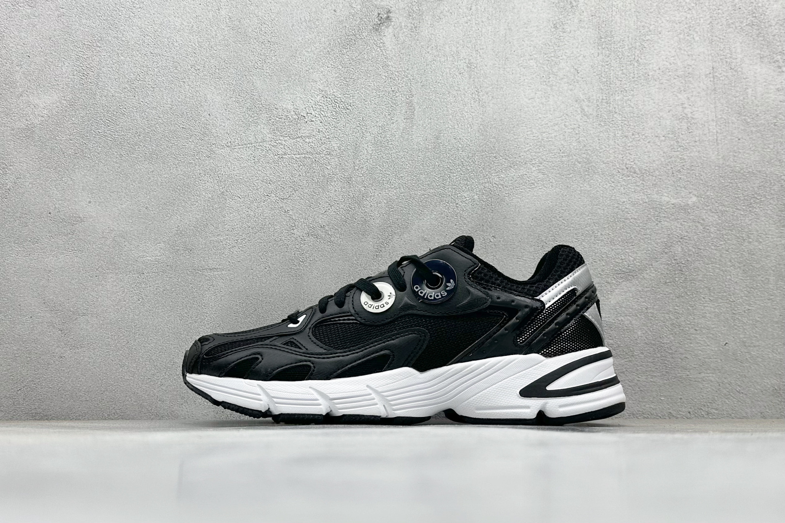 福利特价💰100
Ad originals Astir 耐磨舒适低帮运动休闲鞋  
这双阿迪达斯Astir鞋款灵感来自2000年代的跑步款式，鞋面和超大号孔眼进行了更新。搭配霓虹色迷你裙、细肩带背心和柔和的眼影，营造 Y2K 氛围
货号：GY5260
Size：36-45
编码：25