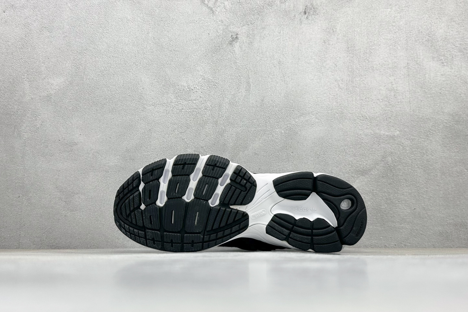 福利特价💰100
Ad originals Astir 耐磨舒适低帮运动休闲鞋  
这双阿迪达斯Astir鞋款灵感来自2000年代的跑步款式，鞋面和超大号孔眼进行了更新。搭配霓虹色迷你裙、细肩带背心和柔和的眼影，营造 Y2K 氛围
货号：GY5260
Size：36-45
编码：25