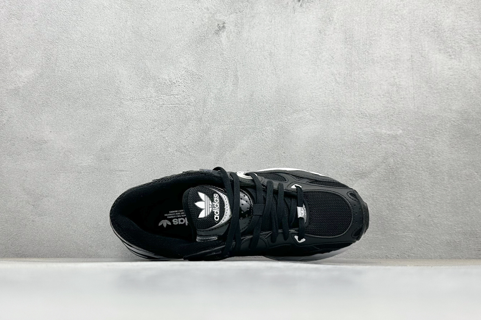 福利特价💰100
Ad originals Astir 耐磨舒适低帮运动休闲鞋  
这双阿迪达斯Astir鞋款灵感来自2000年代的跑步款式，鞋面和超大号孔眼进行了更新。搭配霓虹色迷你裙、细肩带背心和柔和的眼影，营造 Y2K 氛围
货号：GY5260
Size：36-45
编码：25