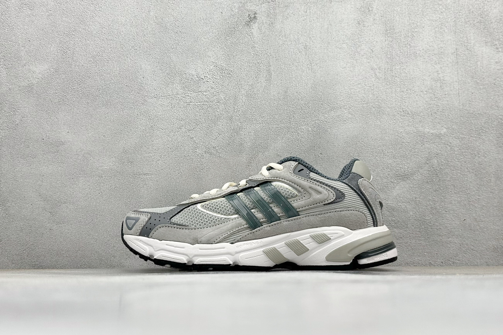 纯原特价💰150
Adidas Originals Response CL 复古休闲跑步鞋 
鞋身采用大面积的麂皮和网布材质 复古感拉满 中底采用阿迪达斯经典的adiprene 后掌添加新的Pro-miderotor科技 脚感回弹力十足
货号: GY2014
尺码: 36 36.5 37 38 38.5 39 40 41 42 42.5 43 44 45
编码：25