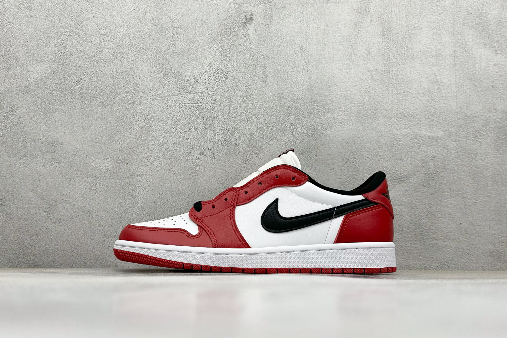 💰200 新F版Air Jordan 1 Low 芝加哥 低帮板鞋 采用原装头层皮，用料扎实 精雕细琢鞋型极致还原 飞翼3D打印改良 深度立体 四线中底拉帮皮料选材 钢印 背胶一应俱全 全新批次 原装原模大底全鞋原厂定制皮料，手感细腻正确折边工艺 完美细节诠释 货号：705329-600 尺码：36-47.5 编码：35