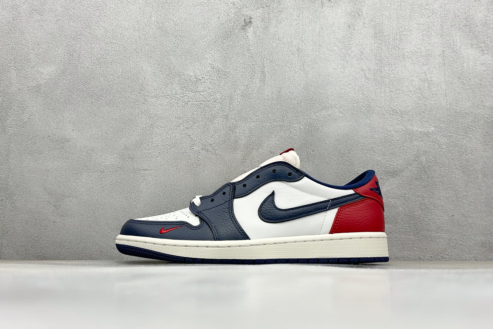 💰200 新F版Air Jordan 1 Low 白蓝 低帮板鞋 采用原装头层皮，用料扎实 精雕细琢鞋型极致还原 飞翼3D打印改良 深度立体 四线中底拉帮皮料选材 钢印 背胶一应俱全 全新批次 原装原模大底全鞋原厂定制皮料，手感细腻正确折边工艺 完美细节诠释 货号：HQ2993-100 尺码：36-47.5 编码：35