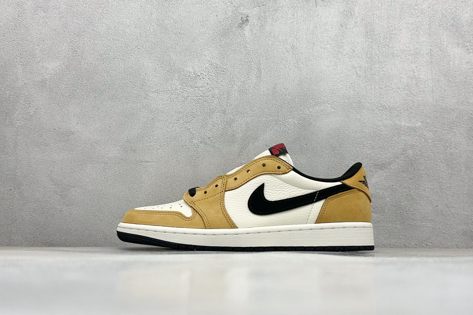 💰200 新F版Air Jordan 1 Low 新秀 低帮板鞋 采用原装头层皮，用料扎实 精雕细琢鞋型极致还原 飞翼3D打印改良 深度立体 四线中底拉帮皮料选材 钢印 背胶一应俱全 全新批次 原装原模大底全鞋原厂定制皮料，手感细腻正确折边工艺 完美细节诠释 货号：CZ0790-107 尺码：36-47.5 编码：35