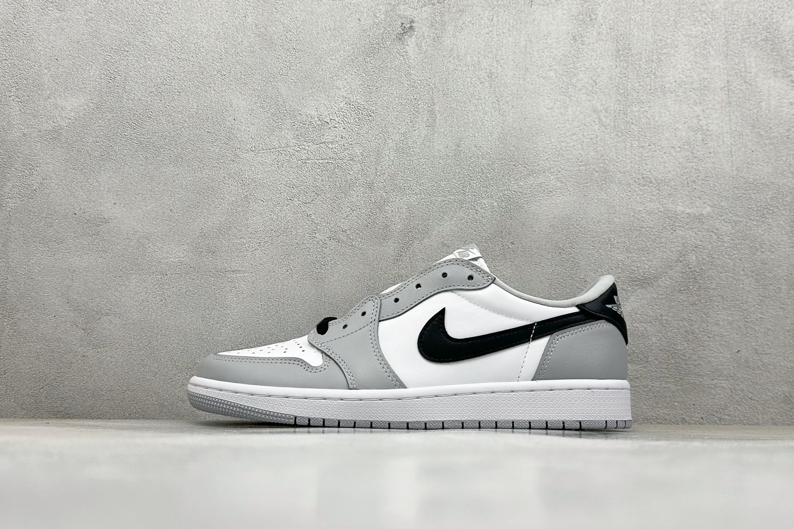 💰200 新F版Air Jordan 1 Low 白灰 低帮板鞋 采用原装头层皮，用料扎实 精雕细琢鞋型极致还原 飞翼3D打印改良 深度立体 四线中底拉帮皮料选材 钢印 背胶一应俱全 全新批次 原装原模大底全鞋原厂定制皮料，手感细腻正确折边工艺 完美细节诠释 货号：CZ0790-110 尺码：36-47.5 编码：35