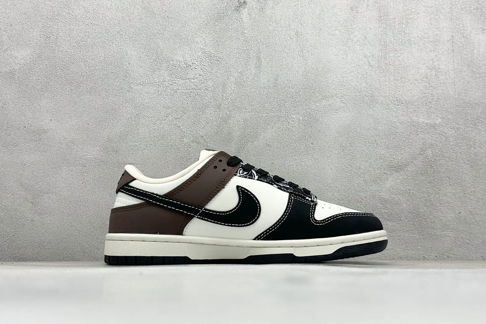 福利特价💰80
Nk Dunk Low Retro Lv联名 周年高端定制 低帮休闲板鞋
#定制鞋盒 大厂纯原品质出货 超高清洁度 皮料切割干净无任何毛边 细节完美 
货号：QF1568-142
尺码：36 36.5 37.5 38 38.5 39 40 40.5 41 42 42.5 43 44 44.5 45 
编码：23