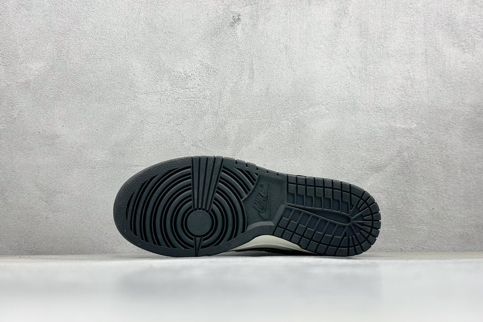 福利特价💰80
Nk Dunk Low Retro Lv联名 周年高端定制 低帮休闲板鞋
#定制鞋盒 大厂纯原品质出货 超高清洁度 皮料切割干净无任何毛边 细节完美 
货号：QF1568-142
尺码：36 36.5 37.5 38 38.5 39 40 40.5 41 42 42.5 43 44 44.5 45 
编码：23