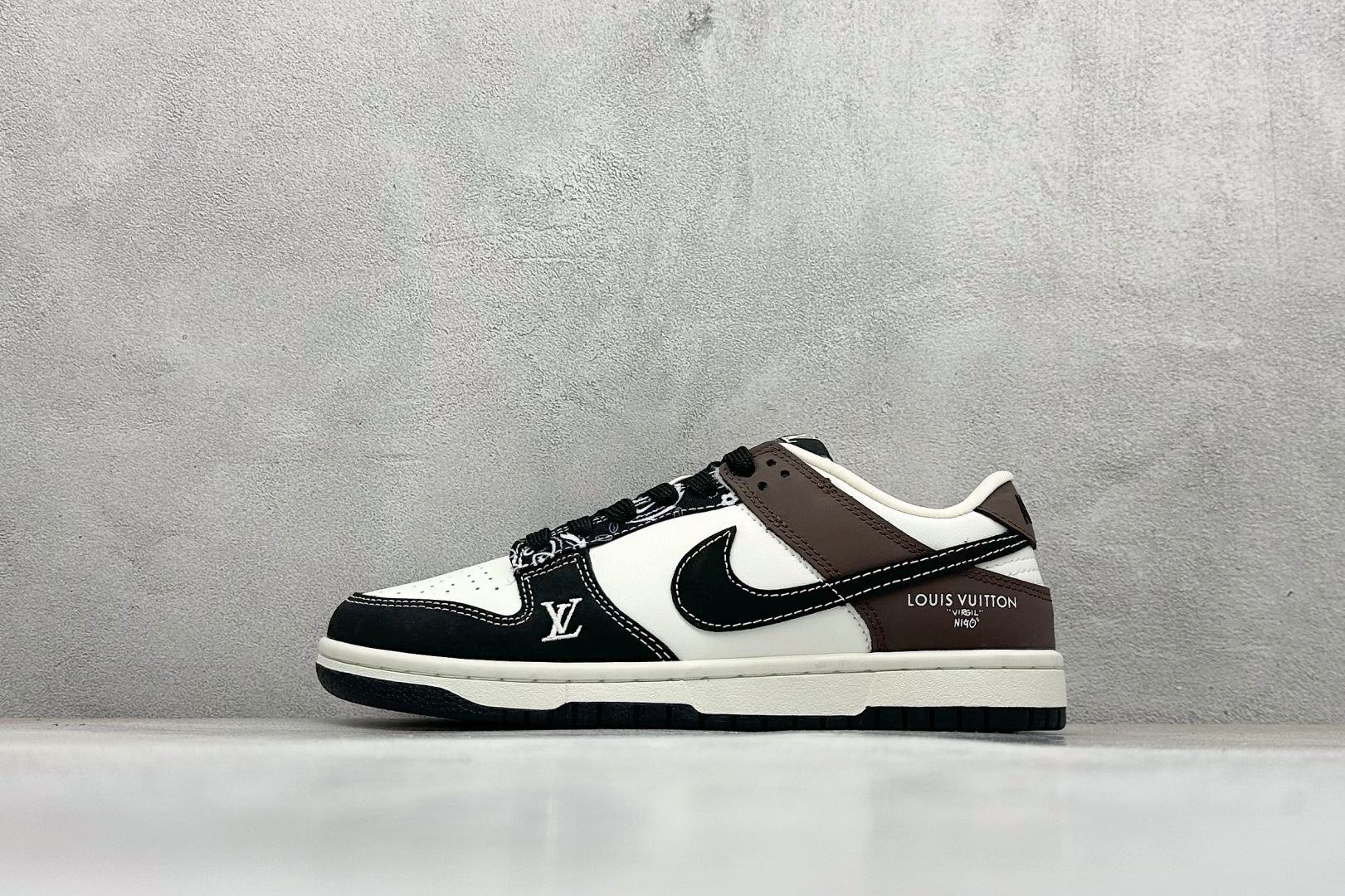 福利特价💰80
Nk Dunk Low Retro Lv联名 周年高端定制 低帮休闲板鞋
#定制鞋盒 大厂纯原品质出货 超高清洁度 皮料切割干净无任何毛边 细节完美 
货号：QF1568-142
尺码：36 36.5 37.5 38 38.5 39 40 40.5 41 42 42.5 43 44 44.5 45 
编码：23