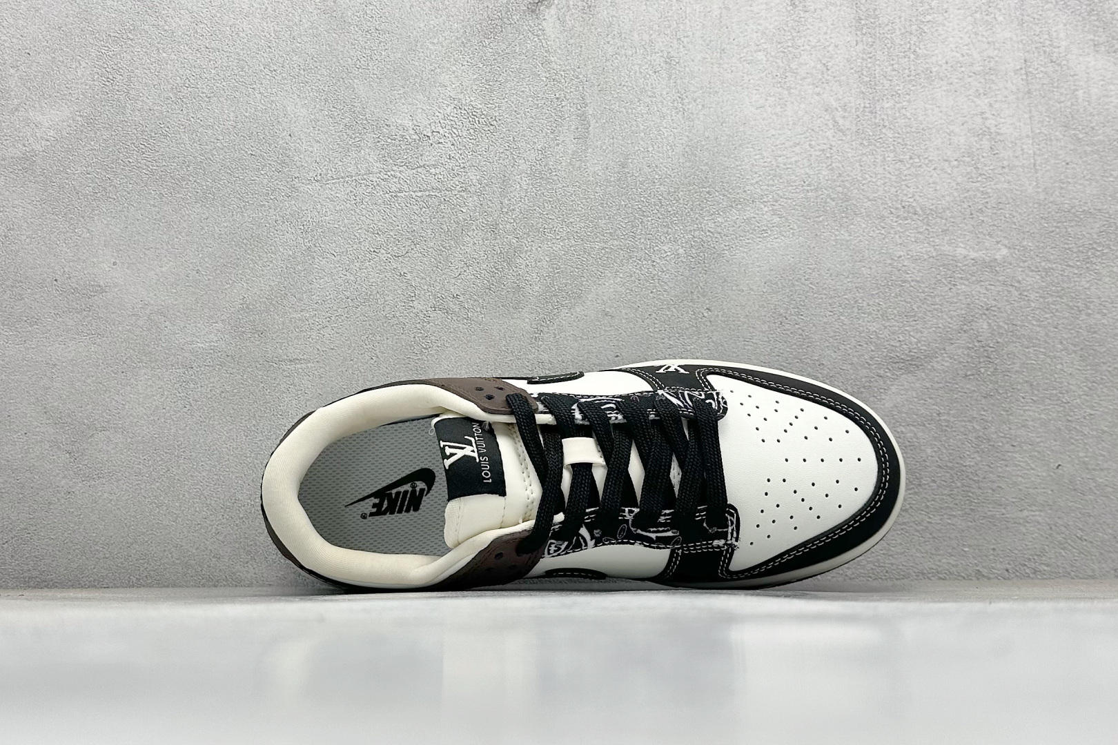 福利特价💰80
Nk Dunk Low Retro Lv联名 周年高端定制 低帮休闲板鞋
#定制鞋盒 大厂纯原品质出货 超高清洁度 皮料切割干净无任何毛边 细节完美 
货号：QF1568-142
尺码：36 36.5 37.5 38 38.5 39 40 40.5 41 42 42.5 43 44 44.5 45 
编码：23