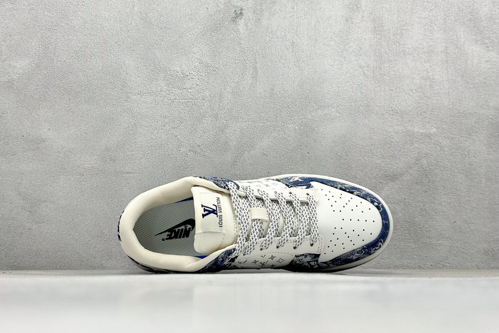 福利特价💰80
Nk Dunk Low Retro Lv联名 周年高端定制 低帮休闲板鞋
#定制鞋盒 大厂纯原品质出货 超高清洁度 皮料切割干净无任何毛边 细节完美 
货号：QF1568-140
尺码：36 36.5 37.5 38 38.5 39 40 40.5 41 42 42.5 43 44 44.5 45 
编码：23