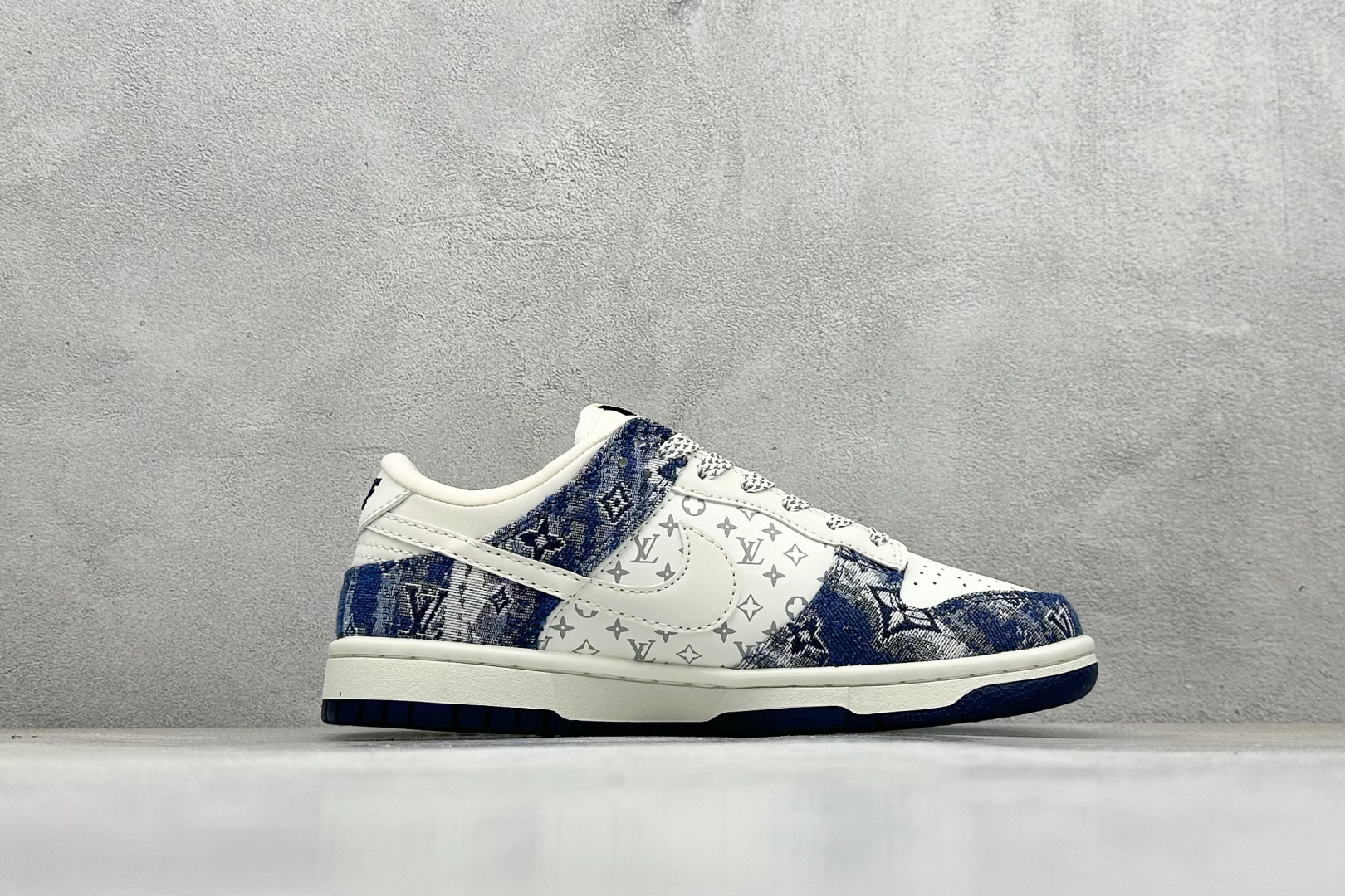 福利特价💰80
Nk Dunk Low Retro Lv联名 周年高端定制 低帮休闲板鞋
#定制鞋盒 大厂纯原品质出货 超高清洁度 皮料切割干净无任何毛边 细节完美 
货号：QF1568-140
尺码：36 36.5 37.5 38 38.5 39 40 40.5 41 42 42.5 43 44 44.5 45 
编码：23