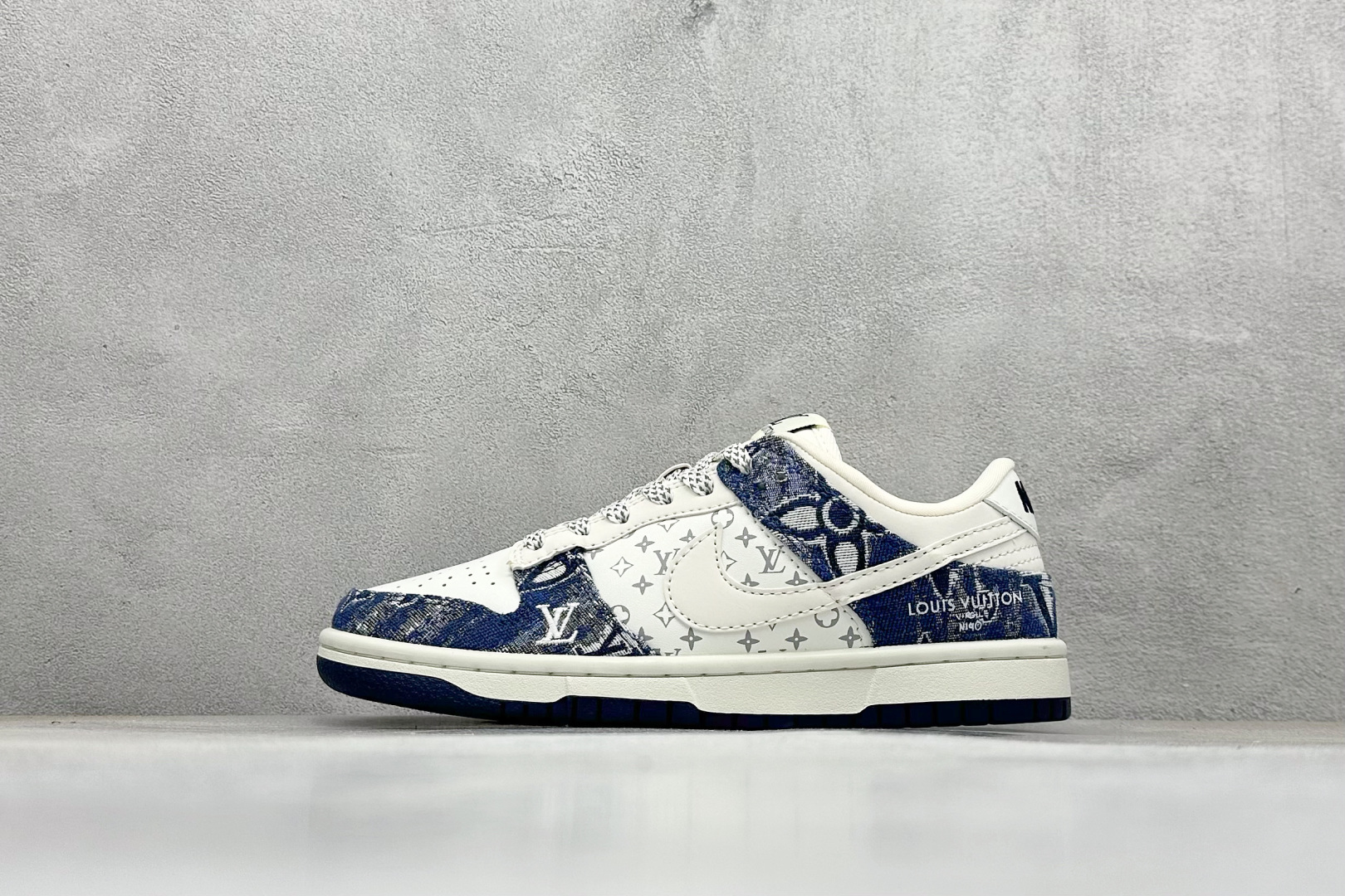 福利特价💰80
Nk Dunk Low Retro Lv联名 周年高端定制 低帮休闲板鞋
#定制鞋盒 大厂纯原品质出货 超高清洁度 皮料切割干净无任何毛边 细节完美 
货号：QF1568-140
尺码：36 36.5 37.5 38 38.5 39 40 40.5 41 42 42.5 43 44 44.5 45 
编码：23