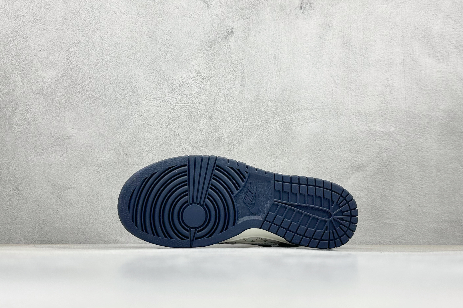 福利特价💰80
Nk Dunk Low Retro Lv联名 周年高端定制 低帮休闲板鞋
#定制鞋盒 大厂纯原品质出货 超高清洁度 皮料切割干净无任何毛边 细节完美 
货号：QF1568-140
尺码：36 36.5 37.5 38 38.5 39 40 40.5 41 42 42.5 43 44 44.5 45 
编码：23