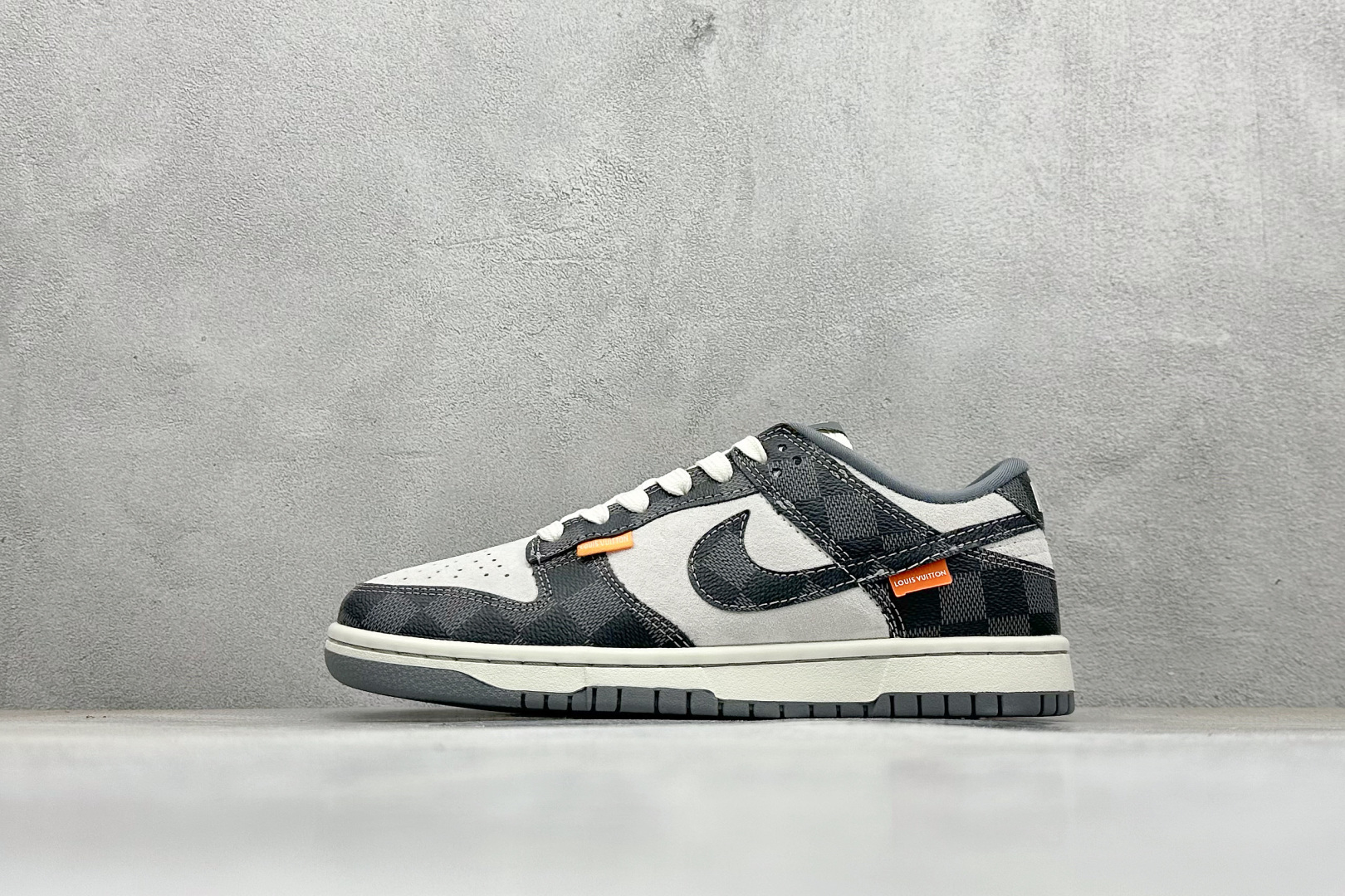 福利特价💰80
Nk Dunk Low Retro Lv联名 周年高端定制 低帮休闲板鞋
#定制鞋盒 大厂纯原品质出货 超高清洁度 皮料切割干净无任何毛边 细节完美 
货号：QF1568-146
尺码：36 36.5 37.5 38 38.5 39 40 40.5 41 42 42.5 43 44 44.5 45 
编码：23