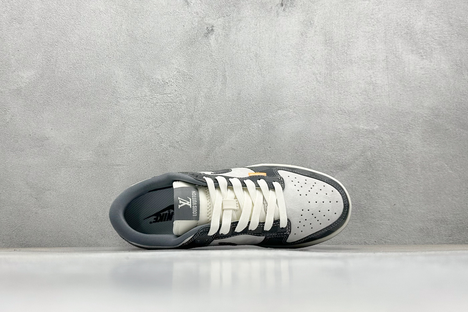 福利特价💰80
Nk Dunk Low Retro Lv联名 周年高端定制 低帮休闲板鞋
#定制鞋盒 大厂纯原品质出货 超高清洁度 皮料切割干净无任何毛边 细节完美 
货号：QF1568-146
尺码：36 36.5 37.5 38 38.5 39 40 40.5 41 42 42.5 43 44 44.5 45 
编码：23