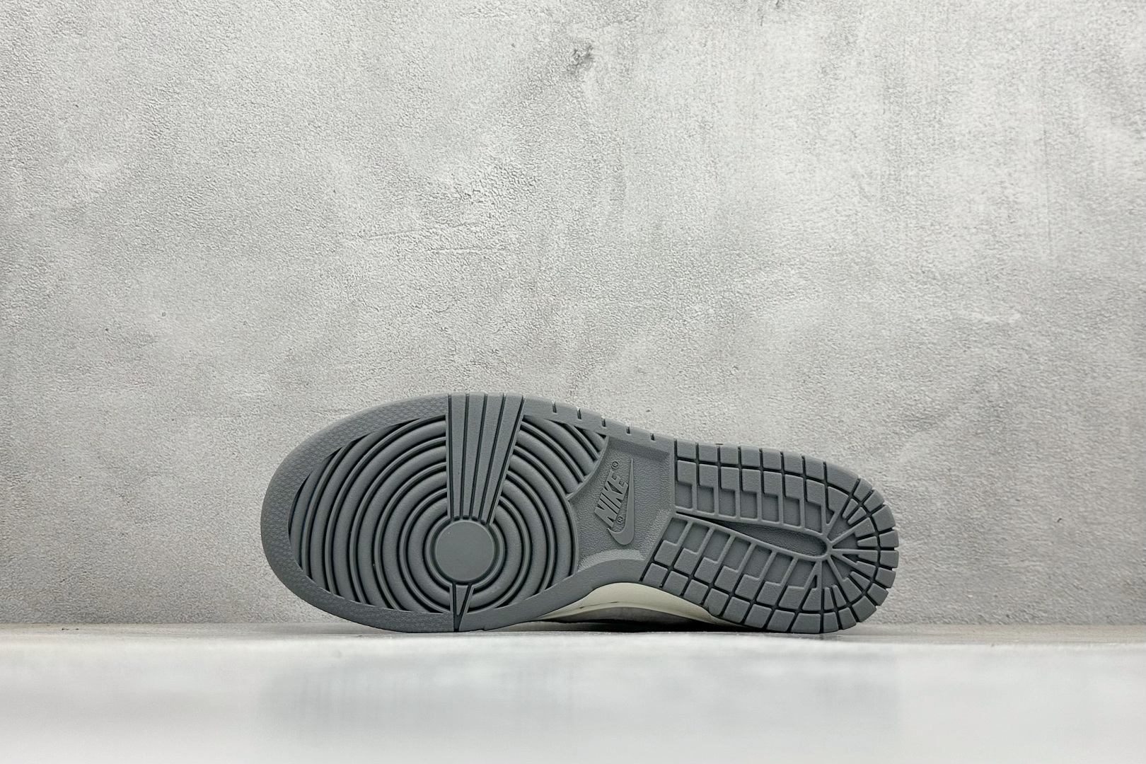 福利特价💰80
Nk Dunk Low Retro Lv联名 周年高端定制 低帮休闲板鞋
#定制鞋盒 大厂纯原品质出货 超高清洁度 皮料切割干净无任何毛边 细节完美 
货号：QF1568-146
尺码：36 36.5 37.5 38 38.5 39 40 40.5 41 42 42.5 43 44 44.5 45 
编码：23