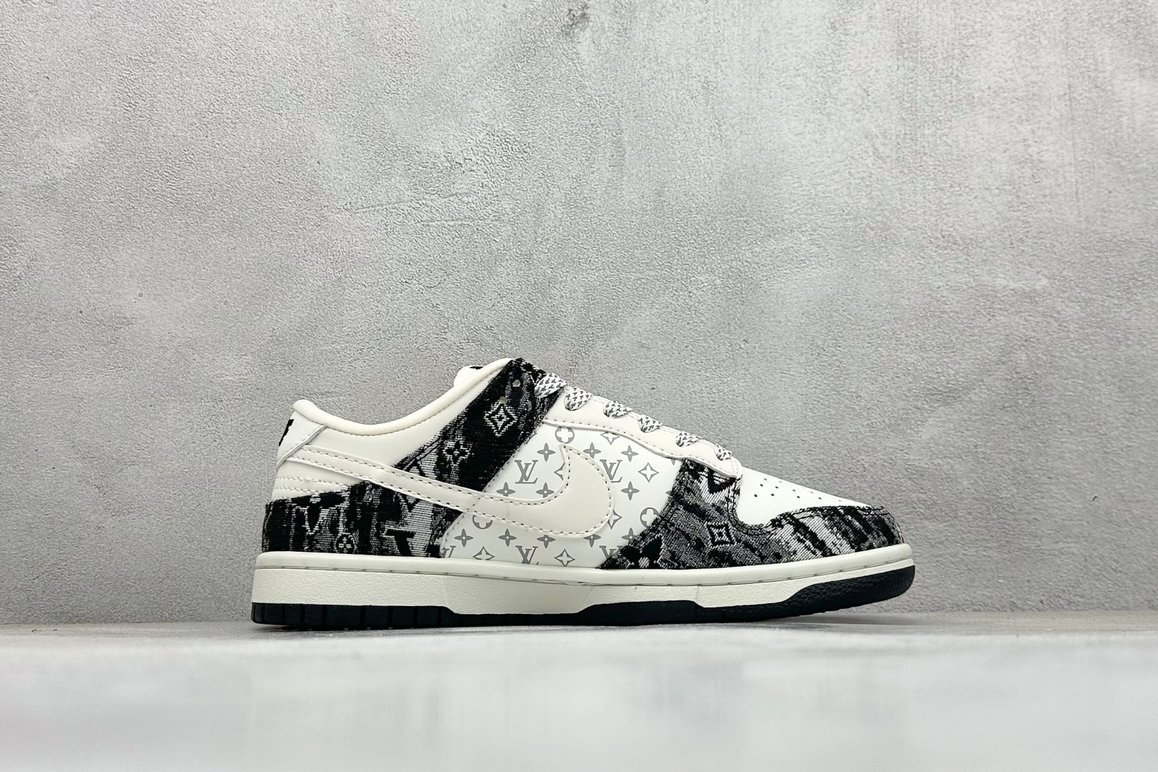 福利特价💰80
Nk Dunk Low Retro Lv联名 周年高端定制 低帮休闲板鞋
#定制鞋盒 大厂纯原品质出货 超高清洁度 皮料切割干净无任何毛边 细节完美 
货号：QF1568-141
尺码：36 36.5 37.5 38 38.5 39 40 40.5 41 42 42.5 43 44 44.5 45 
编码：23