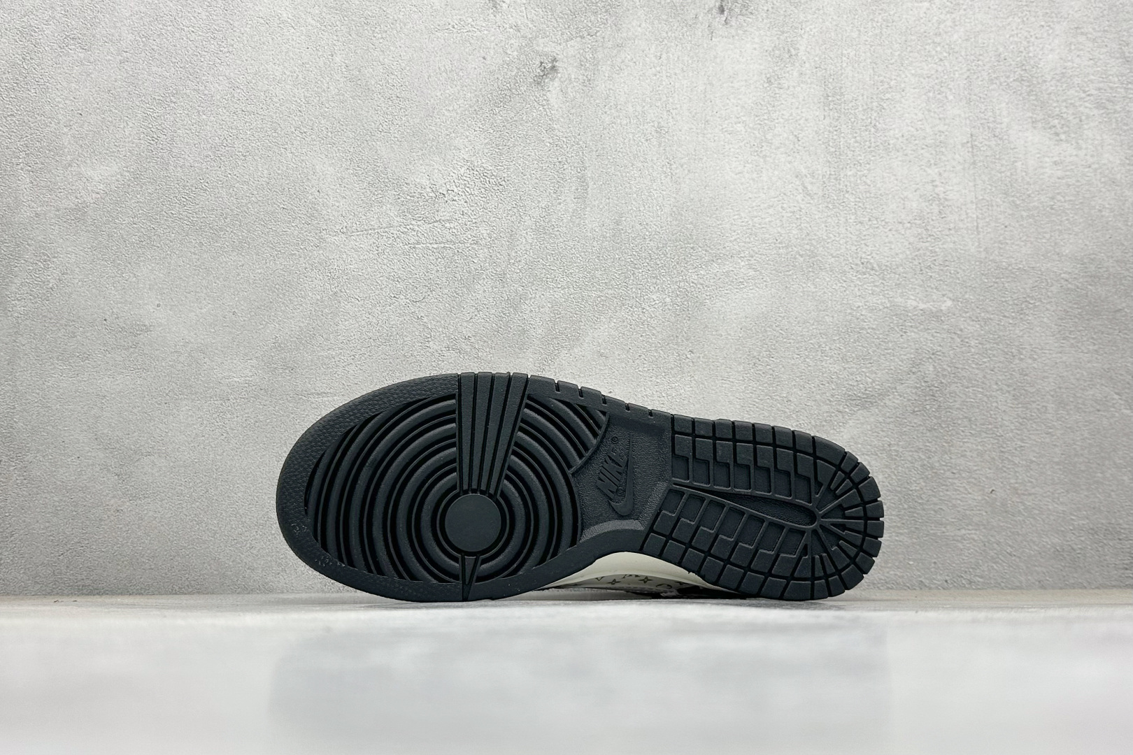 福利特价💰80
Nk Dunk Low Retro Lv联名 周年高端定制 低帮休闲板鞋
#定制鞋盒 大厂纯原品质出货 超高清洁度 皮料切割干净无任何毛边 细节完美 
货号：QF1568-141
尺码：36 36.5 37.5 38 38.5 39 40 40.5 41 42 42.5 43 44 44.5 45 
编码：23