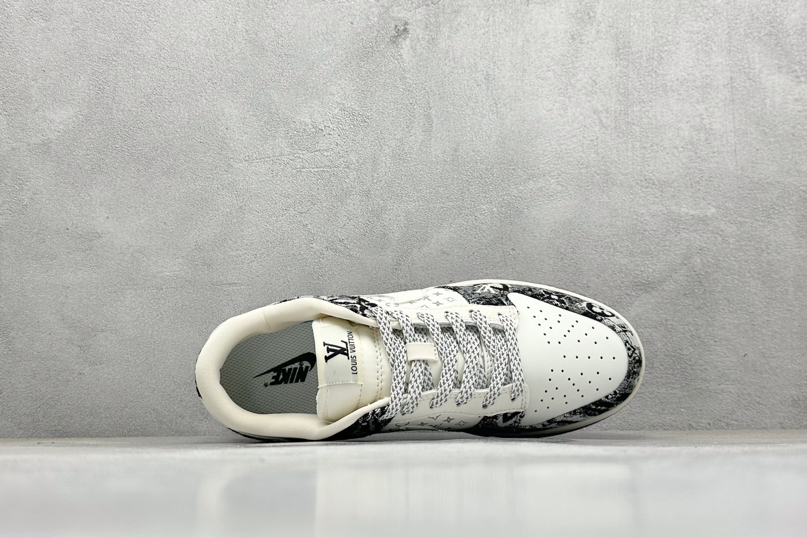 福利特价💰80
Nk Dunk Low Retro Lv联名 周年高端定制 低帮休闲板鞋
#定制鞋盒 大厂纯原品质出货 超高清洁度 皮料切割干净无任何毛边 细节完美 
货号：QF1568-141
尺码：36 36.5 37.5 38 38.5 39 40 40.5 41 42 42.5 43 44 44.5 45 
编码：23