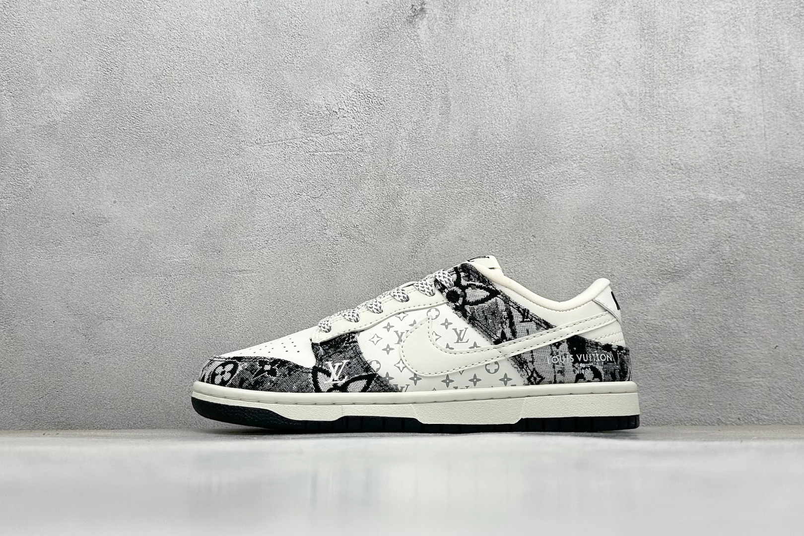 福利特价💰80
Nk Dunk Low Retro Lv联名 周年高端定制 低帮休闲板鞋
#定制鞋盒 大厂纯原品质出货 超高清洁度 皮料切割干净无任何毛边 细节完美 
货号：QF1568-141
尺码：36 36.5 37.5 38 38.5 39 40 40.5 41 42 42.5 43 44 44.5 45 
编码：23