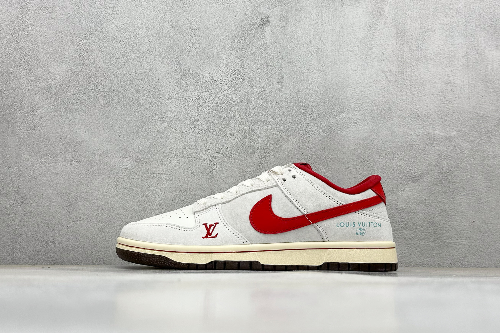 福利特价💰80
Nk Dunk Low Retro Lv联名 周年高端定制 低帮休闲板鞋
#定制鞋盒 大厂纯原品质出货 超高清洁度 皮料切割干净无任何毛边 细节完美 
货号：QF1568-148
尺码：36 36.5 37.5 38 38.5 39 40 40.5 41 42 42.5 43 44 44.5 45 
编码：23