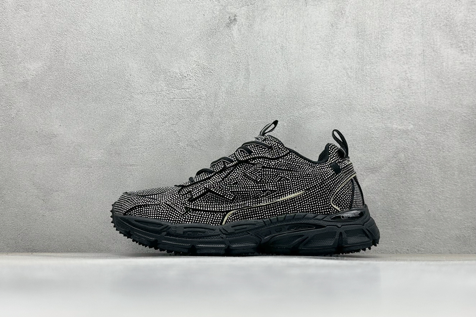 💰420
S版 Off-White最新款跑鞋 #百分百原盒正确版 #原楦原纸板数据开发#4层分离大底#鞋面采用3d立体打印和多种材料拼接而成#防滑耐磨透气性轻便跑鞋
为曾经爆火，并且定位奢潮领域的标志性品牌，Off-White 
仍需要不断更新符合当下潮流时尚的复古运动鞋款，以期收获基本盘消费者的关注。
此次更新的 Off-White 
新款运动鞋将经典复古老爹鞋细节设计更加夸张化，并将标志性箭头设计置于显著位置。除此之外，整个系列的色彩搭配也可谓纷繁多样，总有一款适合你。Off-White最新运动鞋款估计将在未来几个月登陆品牌专柜，喜欢的朋友切莫错过。
货号：OMIA295F24FAB-0010037
尺码：36-47
编码：56