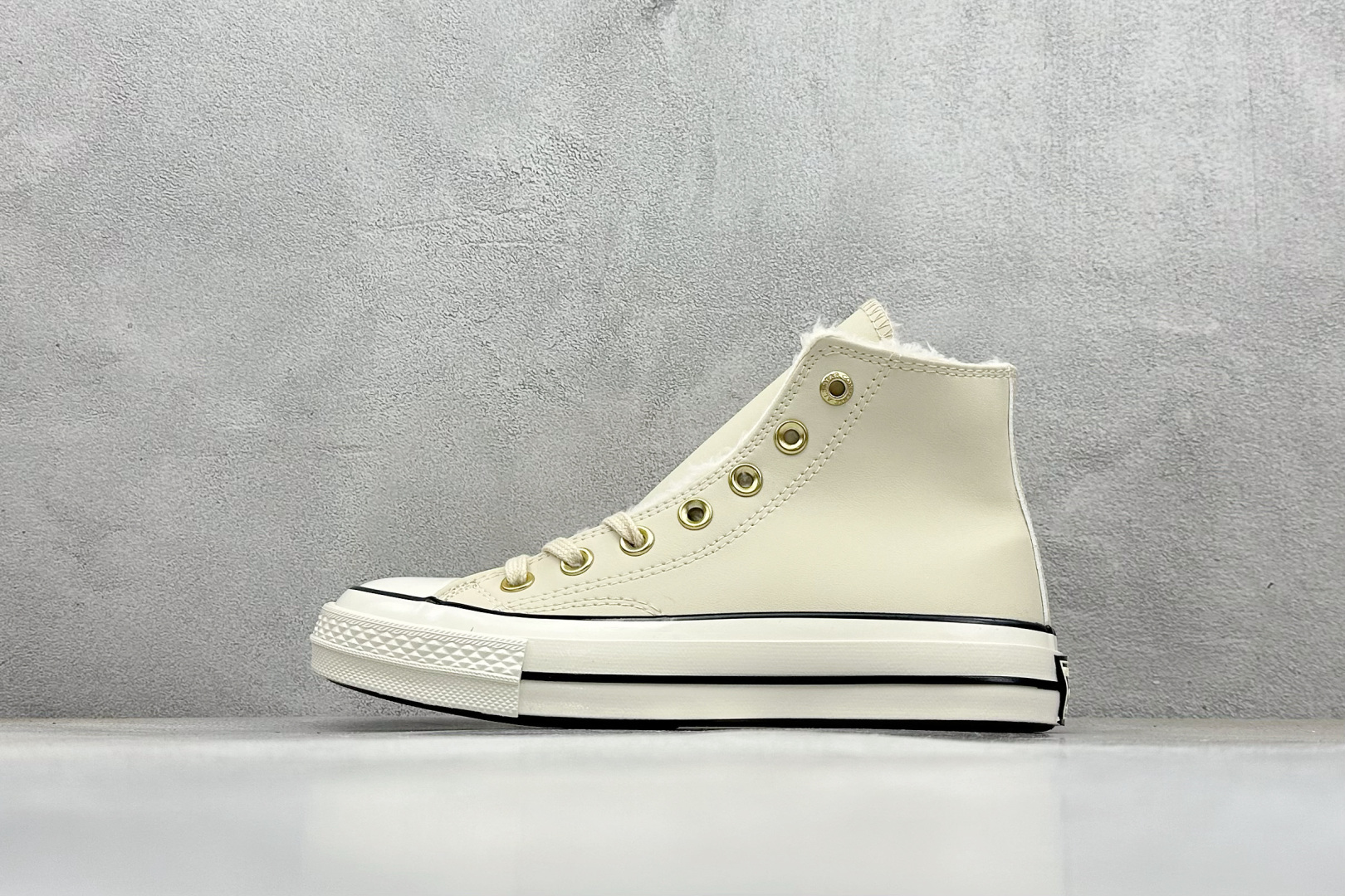 💰110
冬季新款 金扣皮加毛出货
Converse Chuck 1970s 加毛款
鞋面采用防水皮革面搭配金色鞋眼扣和毛绒内衬 双倍温暖加持 寒冷瞬时"解冻″ 经典70s外观点缀精致复古金标
颜色:A12443C 米黄
货号:A12444C 黑色
尺码:35 36 36.5 37 37.5 38 39 39.5 40 41 41.5 42 42.5 43 44
编码:26
