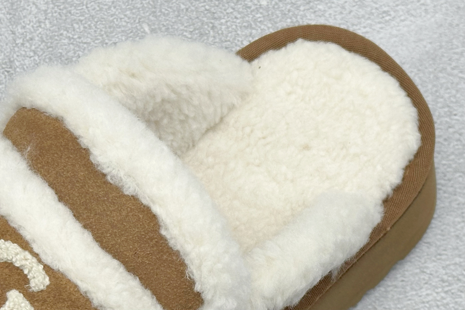 UGG 小胖丁系列加厚款 穆勒风包头5CM半拖鞋 民族风秋冬雪地靴 羊皮毛一体高品质 保暖锁热