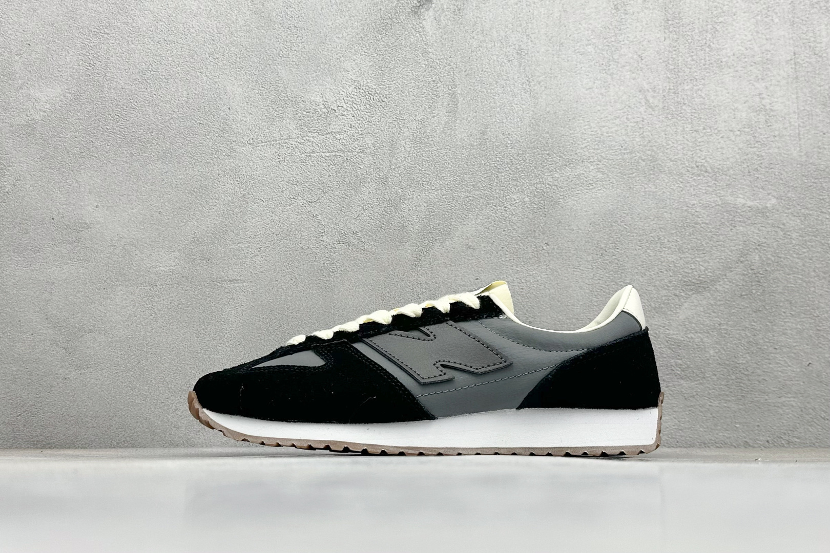 New Balance NB471 系列织物牛剖层革生活休闲鞋 New Balance 471鞋款的诞生不仅承载着New Balance对复古薄底跑鞋的创意诠释 更延续了品牌对经典设计的传承与致敬. 当别人在追逐5cm气垫时 New Balance用471系列证明 真正的潮流 从来不是盲目堆砌 而是让每个时代的美好都能被重新看见 货号:U471AQ 编码:27