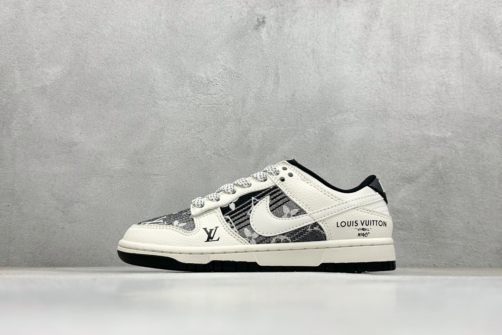 💰150
Nike SB Dunk Low LV联名 黑白织布白勾 周年高端定制 低帮休闲板鞋
#定制鞋盒 大厂纯原品质出货 超高清洁度 皮料切割干净无任何毛边 细节完美 
货号：FC1688-229
尺码：36 36.5 37.5 38 36.5 39 40 40.5 41 42 42.5 43 44 44.5 45
编码：30