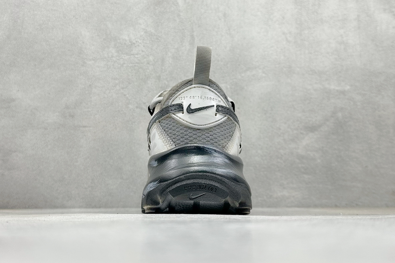 280 W NIKE TC 7900 新款老爹鞋 注入非凡时尚气息 塑就高雅外观 耐穿合成材质搭配柔软丝绒 415445-101