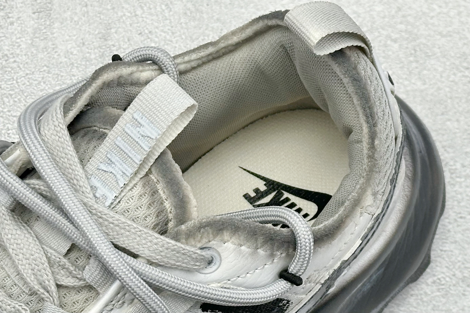 280 W NIKE TC 7900 新款老爹鞋 注入非凡时尚气息 塑就高雅外观 耐穿合成材质搭配柔软丝绒 415445-101