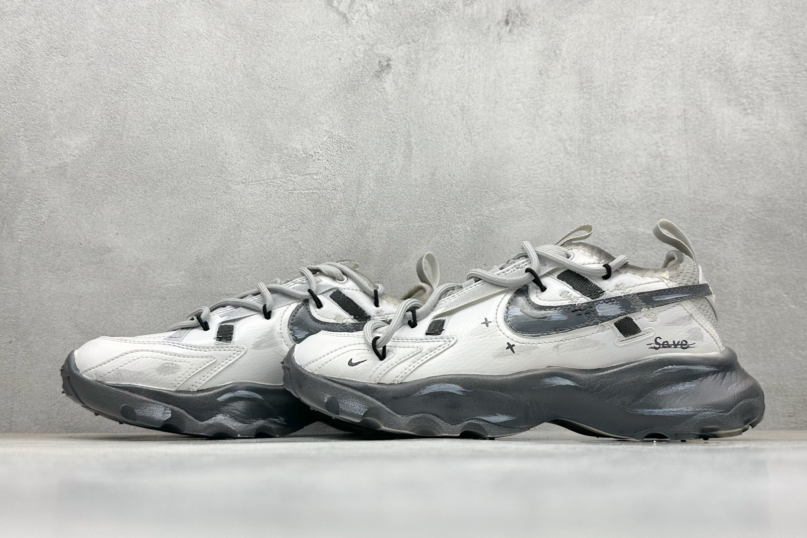 280 W NIKE TC 7900 新款老爹鞋 注入非凡时尚气息 塑就高雅外观 耐穿合成材质搭配柔软丝绒 415445-101