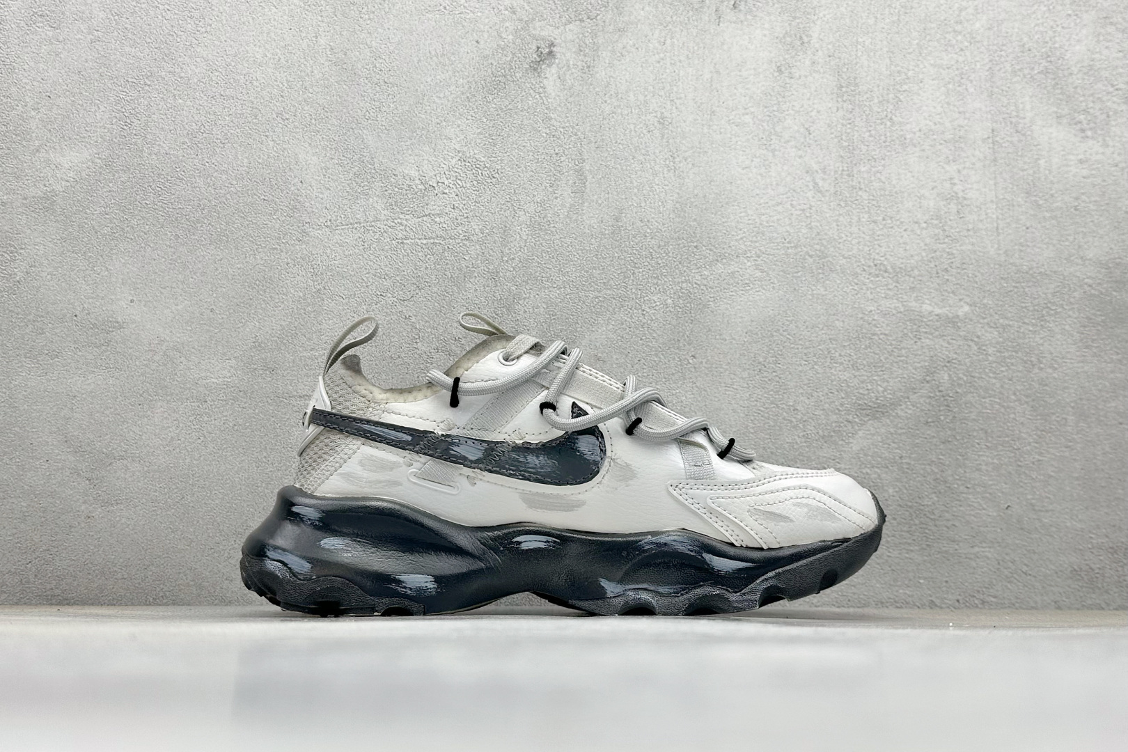 280 W NIKE TC 7900 新款老爹鞋 注入非凡时尚气息 塑就高雅外观 耐穿合成材质搭配柔软丝绒 415445-101