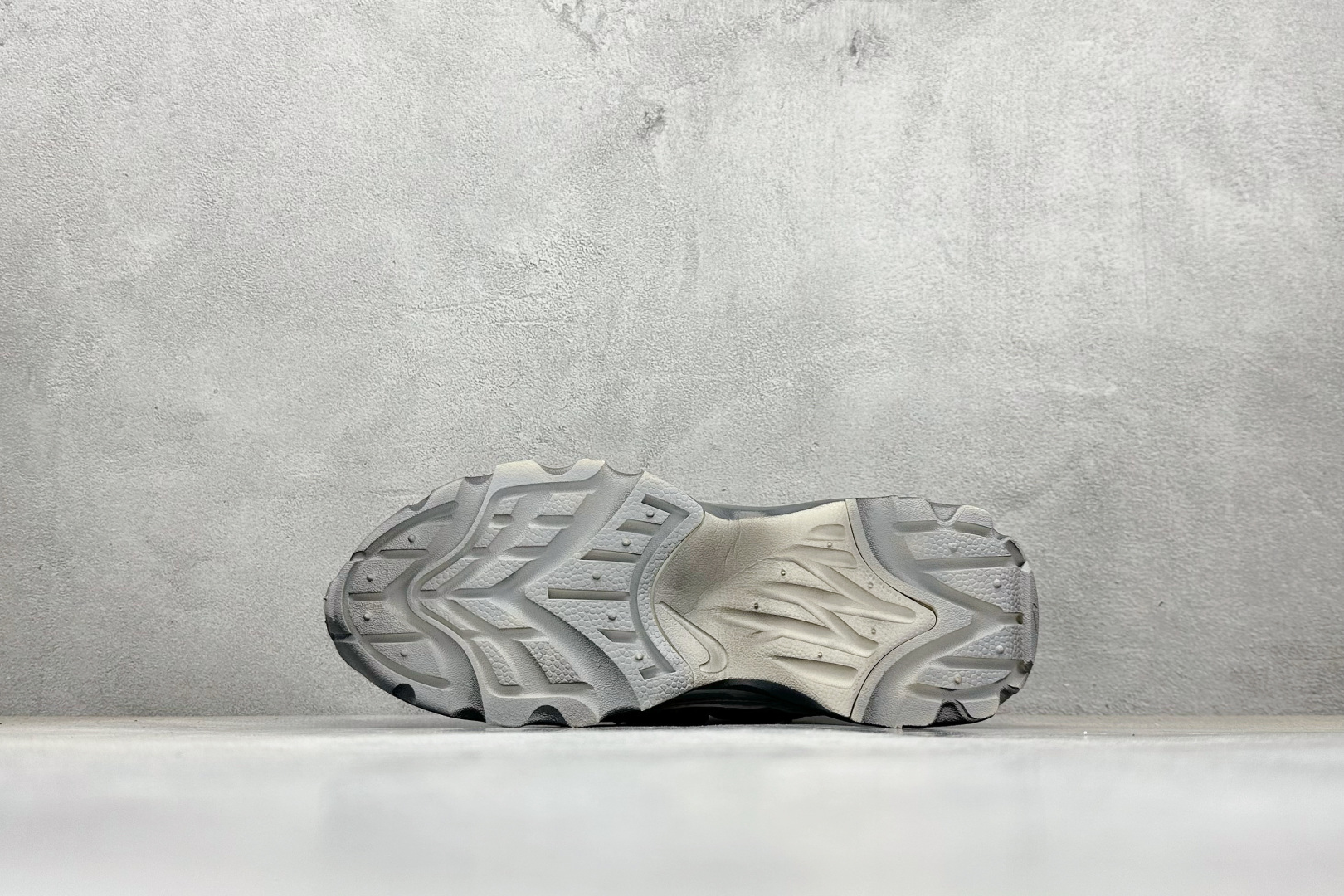 280 W NIKE TC 7900 新款老爹鞋 注入非凡时尚气息 塑就高雅外观 耐穿合成材质搭配柔软丝绒 415445-101