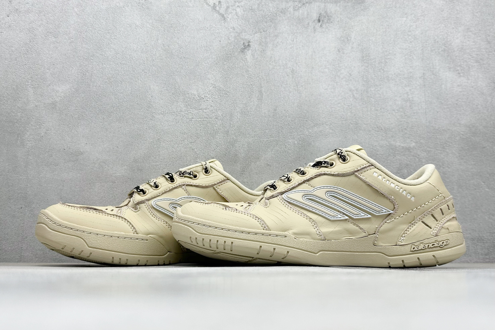 250 I8版Balenciaga Hamptons Worn-Out 巴黎世家十八18代 涤纶（聚酯纤维）牛皮革 圆头系带 低帮 生活休闲鞋板鞋 841763-WCURS-9490