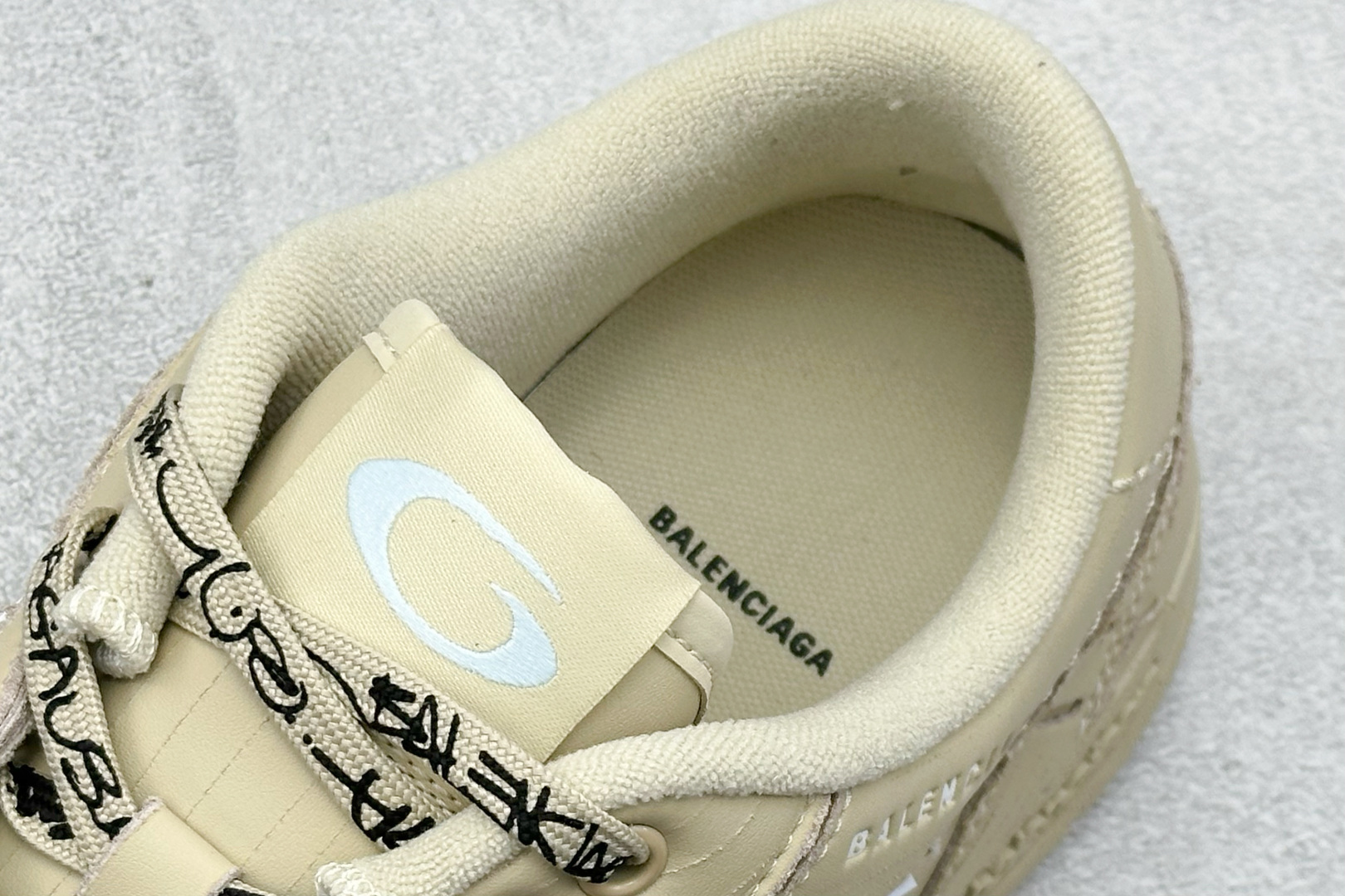 250 I8版Balenciaga Hamptons Worn-Out 巴黎世家十八18代 涤纶（聚酯纤维）牛皮革 圆头系带 低帮 生活休闲鞋板鞋 841763-WCURS-9490