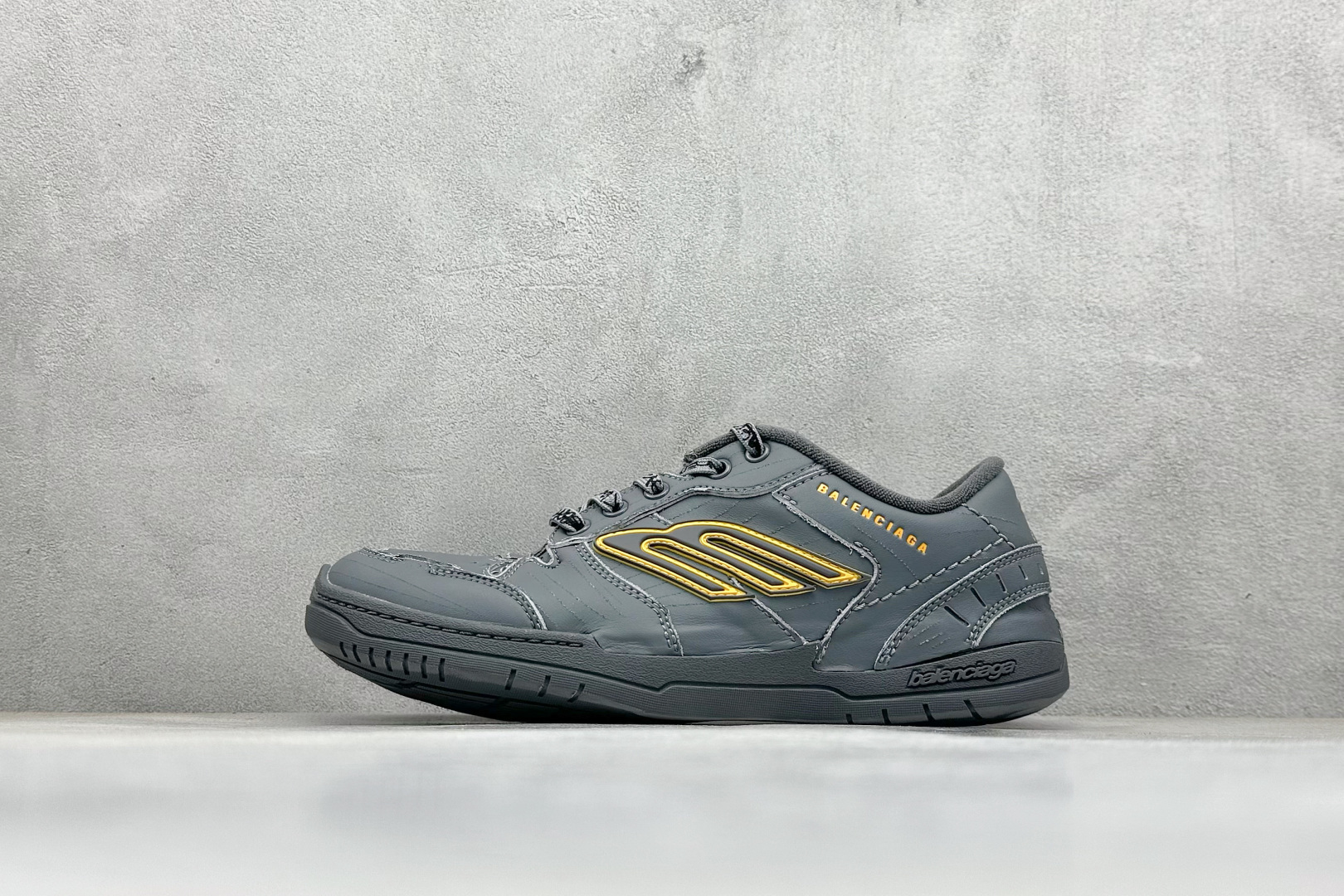 P240i8版本Balenciaga Hamptons Worn-Out 巴黎世家十八代 牛皮革 圆头系带 低帮 生活休闲鞋板鞋