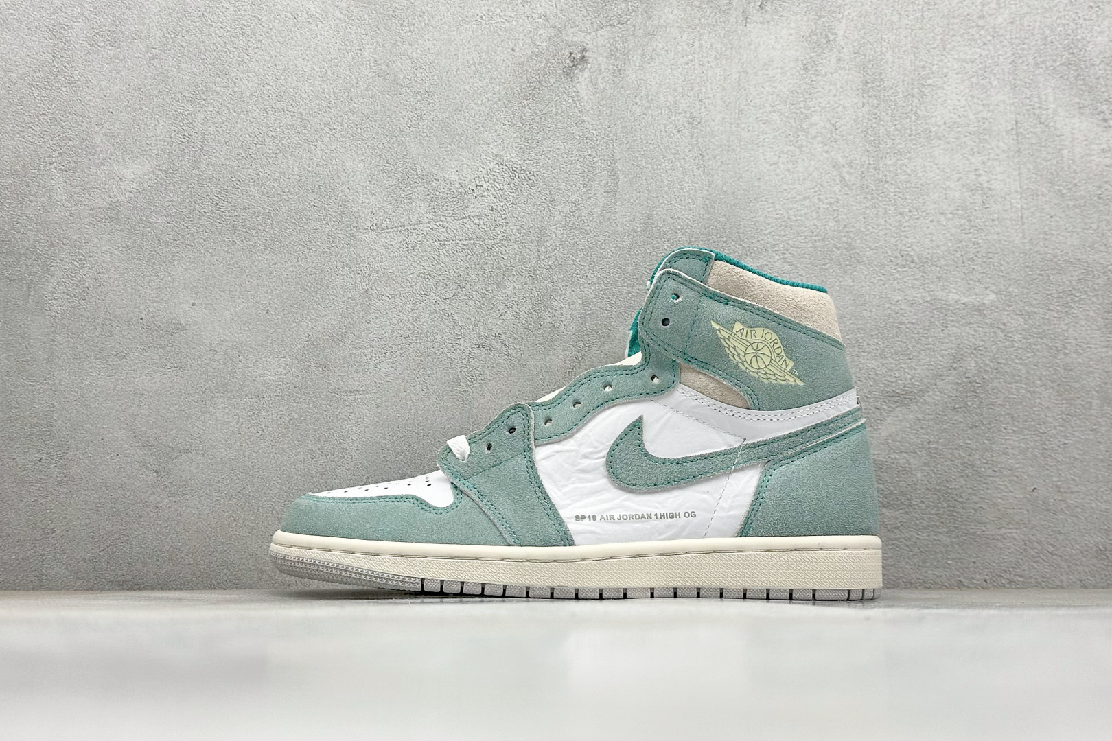 💰210 新F版AIR Jordan 1 RETRO HIGH OG 高帮 蒂芙尼 原装纸板原楦开发 极致鞋型一眼正即视感 #独家私模原档案开模，自动区别市面版本 #全鞋采用东莞头层皮，用料绝不含糊 #飞翼3D高频立体感十足 细节全方面到位 #全鞋电脑车线 顶级工艺 完美清洁度 货号: 555088-311 尺码：36-47.5 编码：36