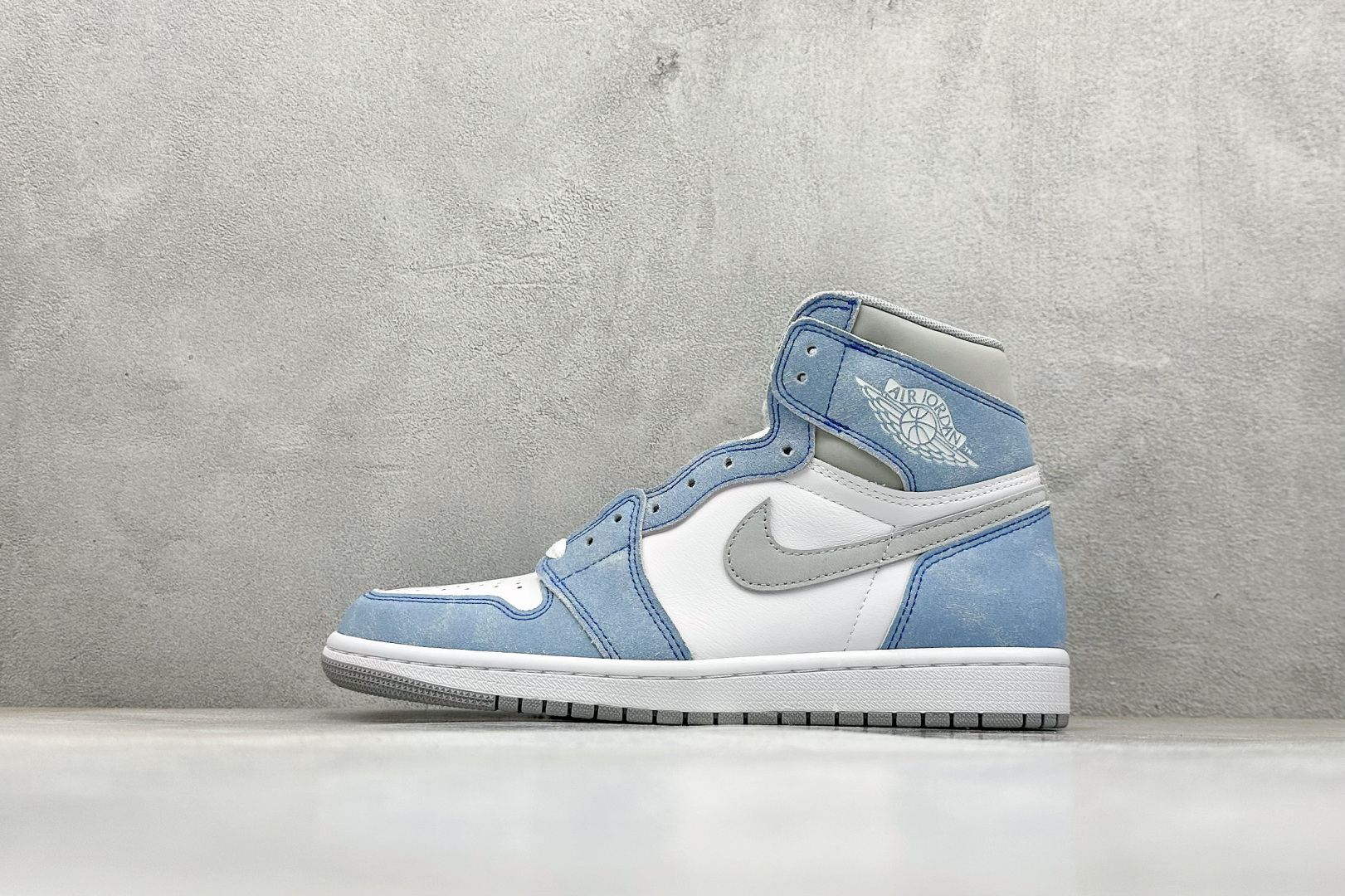 💰210 新F版AIR Jordan 1 RETRO HIGH OG 高帮 水洗蓝 原装纸板原楦开发 极致鞋型一眼正即视感 #独家私模原档案开模，自动区别市面版本 #全鞋采用东莞头层皮，用料绝不含糊 #飞翼3D高频立体感十足 细节全方面到位 #全鞋电脑车线 顶级工艺 完美清洁度 货号: 555088-402 尺码：36-47.5 编码：36