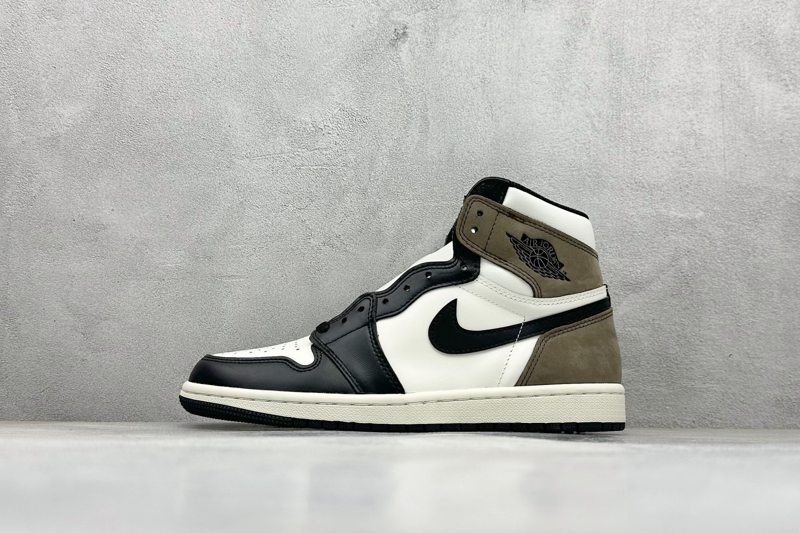 💰210 新F版AIR Jordan 1 RETRO HIGH OG 高帮 摩卡 原装纸板原楦开发 极致鞋型一眼正即视感 #独家私模原档案开模，自动区别市面版本 #全鞋采用东莞头层皮，用料绝不含糊 #飞翼3D高频立体感十足 细节全方面到位 #全鞋电脑车线 顶级工艺 完美清洁度 货号: 555088-105 尺码：36-47.5 编码：36