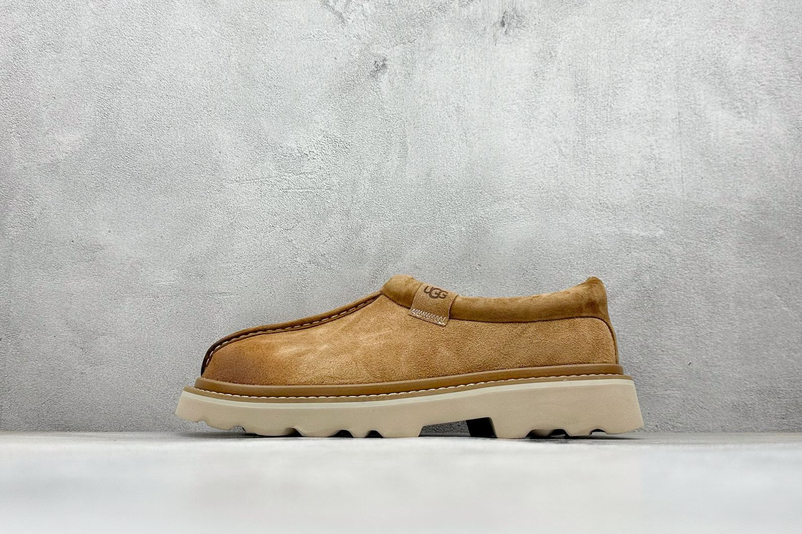 UGG2025 春季新款 Hybird 塔斯曼系列男鞋# 鞋面采用牛剖层 内里透气网面 ugg传统Eva轻翼大底 档次与舒适并存 一脚蹬设计 穿脱自如 搭配阔腿工装 美式复古巴恩风 潮范轻松拿捏 风格不被定义 搭配不必局限! 货号:1166913 编码:30